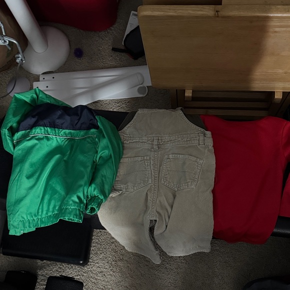 🎉NEW LISTING🎉 Bundle of 3 24 mths clothing—light jacket, overalls, & onesie - Picture 5 of 8